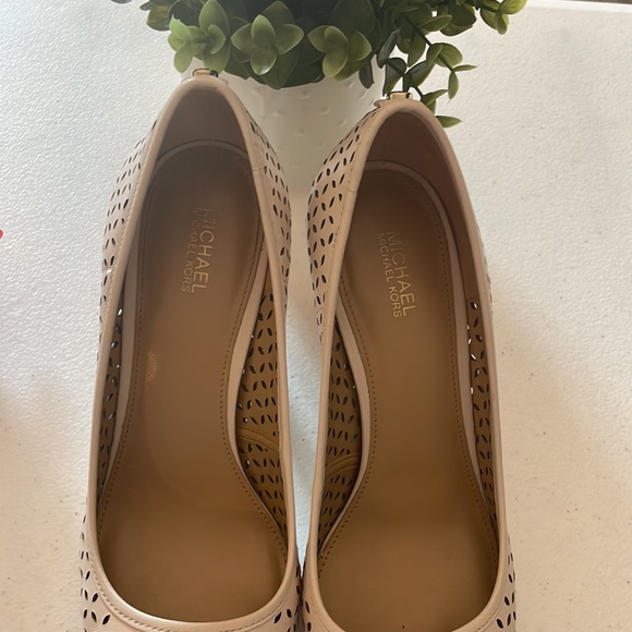 Michael Kors | cream color heels - Picture 8 of 12